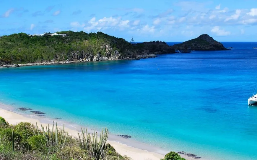 Lou's Picks: 3 Luxury Catamarans You’ll Love!