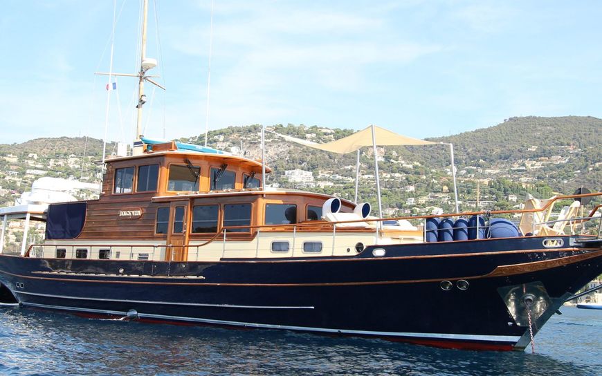 DOLCE VITA: Price Reduction on this Classic Yacht!