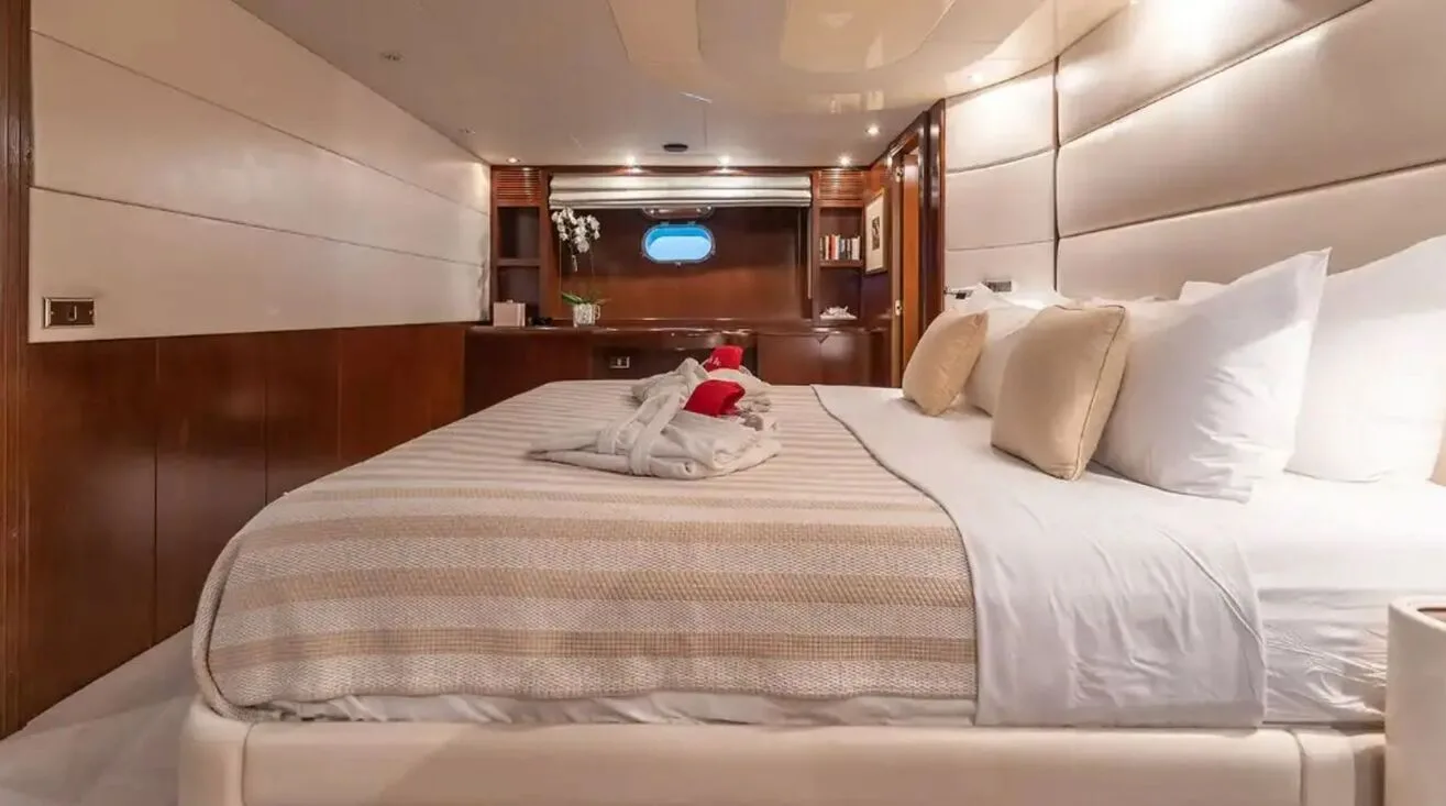 LET IT BE — Motor Yacht 35,97 m (17)