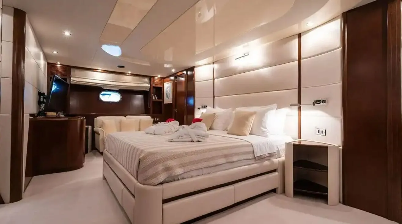 LET IT BE — Motor Yacht 35,97 m (16)